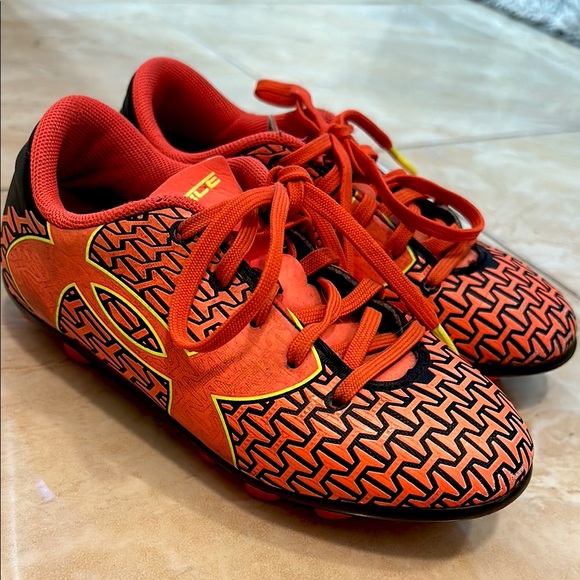 Under Armour Other - ✨ UNDER ARMOUR ✨ Little Boys/Toddlers Neon Orange FORCE Soccer Cleats Size 11K